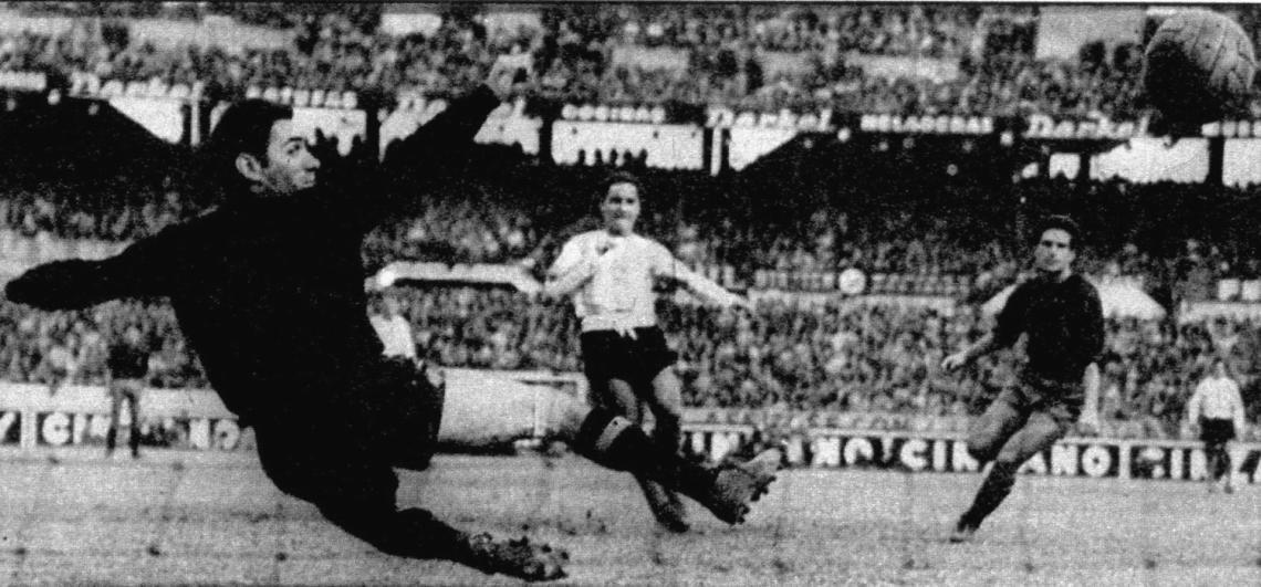 Imagen En 1960 nos visitó la Selección de España. Argentina la derrotó por 2 a 0 jugando un excelente partido, luego de varios años de bajo rendimiento en el plano internacional. José Francisco Sanfilippo, el máximo goleador de aquel momento de nuestro fútbol, conquistó los dos tantos albicelestes. Este fue el segundo. Recibió el centro de Corbatta, la bajó con el pecho y la colocó a la derecha del arquero Ramallets.