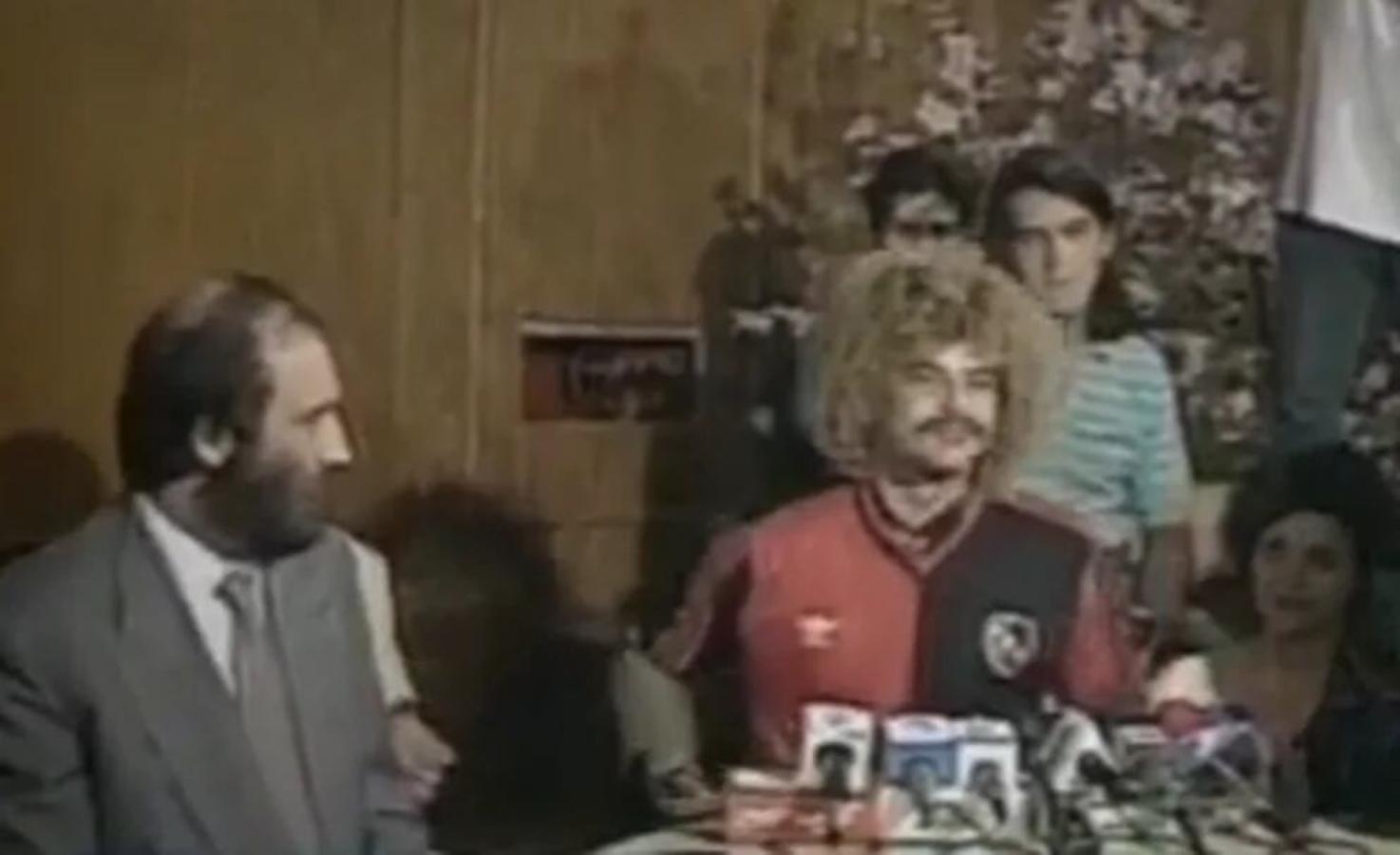 Imagen Valderrama con la camiseta de Newell's y Eduardo López, en la presentación del Pibe.