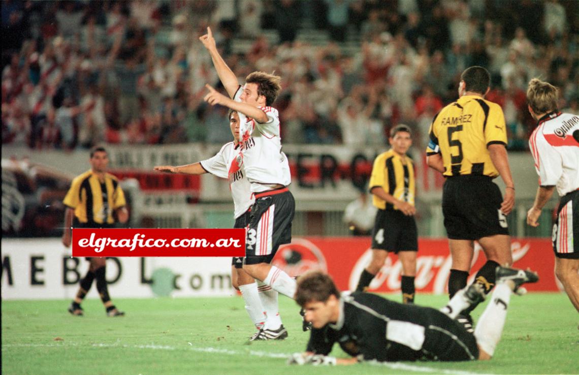 Imagen Su debut en la red: ante Guaraní, por la Libertadores, el 6-3-2001. Entró por Cuevas, a 17’ del final, le dio un pase gol a Saviola y metió otro.