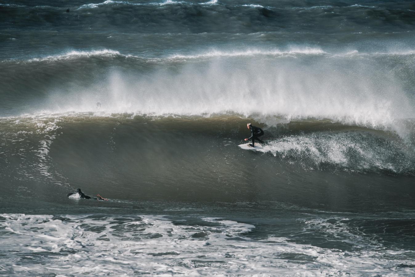 Imagen Radziunas metiendo un tubo en un día épico en Mar del Plata, su casa.