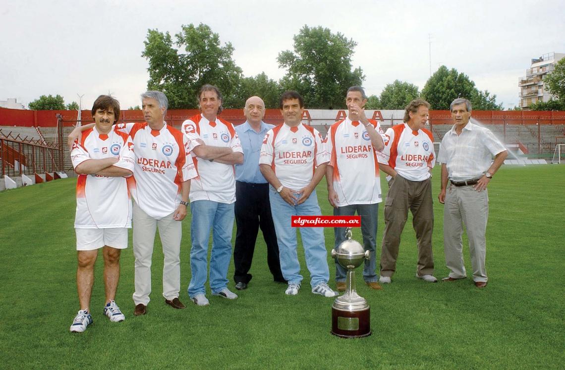 Imagen Con la libertadores que los llevó a Tokio posan el Pepe Castro, Ereros, Yudica, Corsi, Lemme, Vidallé y Domenech.