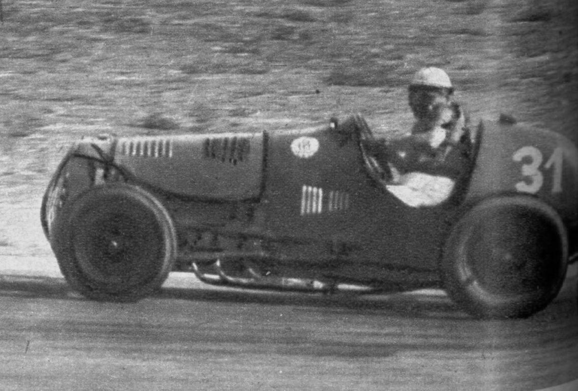 Imagen Carlos Fortunati Firpo, con el medio mecánico de que dispone, qué un luchador firme en las dos pruebas de mecánica nacional. Ocupó el cuarto lugar en la clasificación general. Aquí aparece entrando en una de las curvas de la pista. 