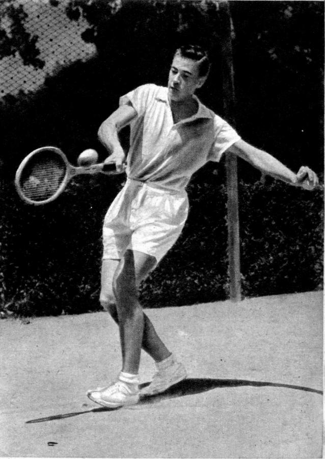 Imagen El cuerpo está mal equilibrado en la presente foto de Enrique Morea. El codo demasiado alto y muy alejado del cuerpo. El hombro algo levantado, por estar muy cerca de la pelota. Todo esto provoca muchos errores en el citado jugador al ejecutar el "forehand-drive". 