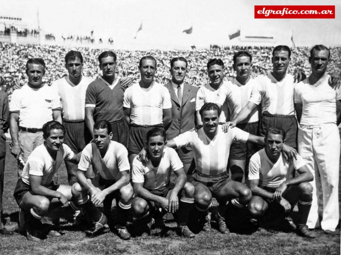 Imagen Argentina Campeón Sudamericano 1941 en Chile. Arriba: Stábile (DT), Salomón, Gualco, Minella, Colombo, Alberti y Sbarra. Agachados: Pedernera, Sastre, Marvezzi, el Charro Moreno y Enrique García, una de las mejores delanteras nacionales de todos los tiempos.