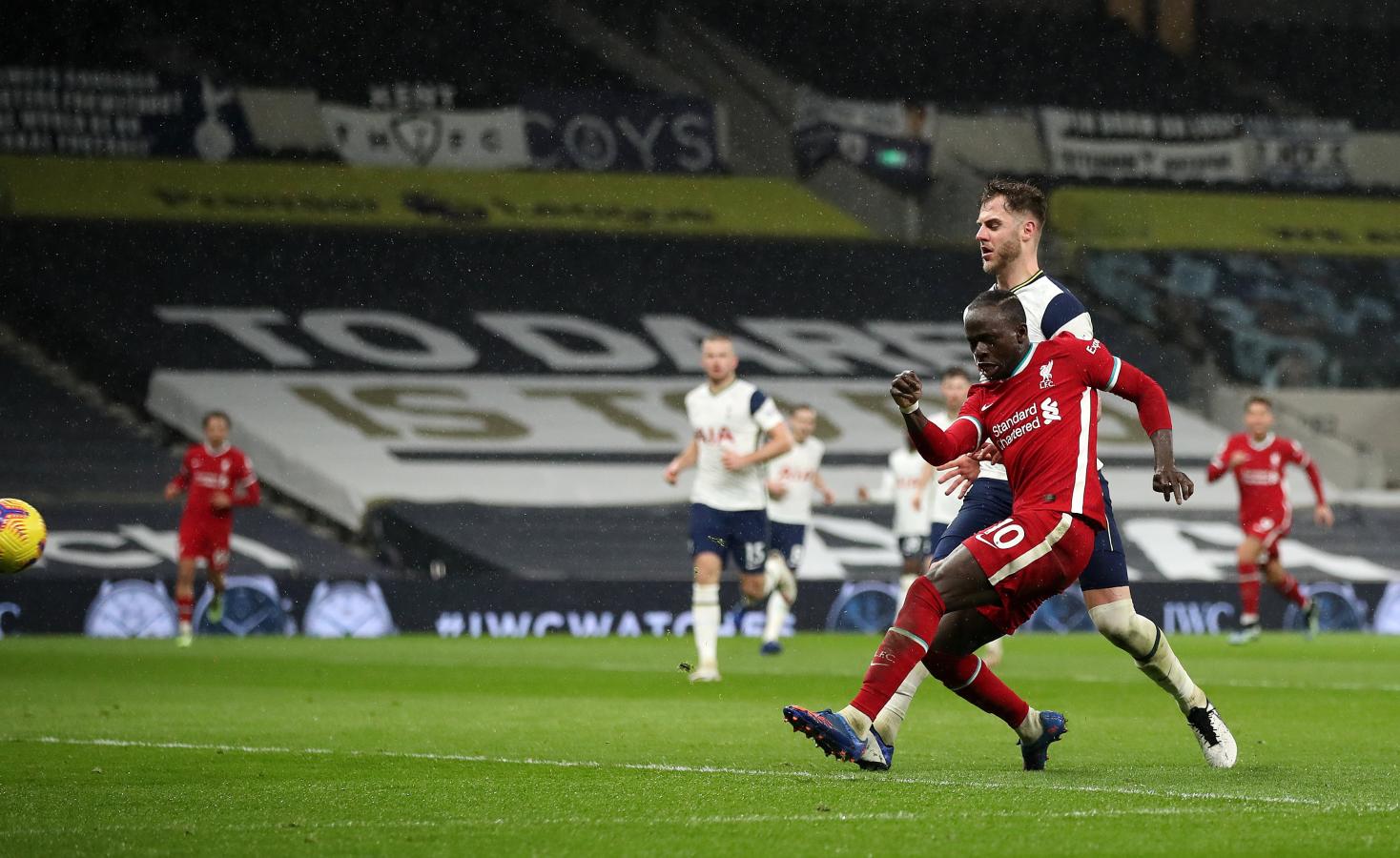 Imagen Mané definió el partido con este zurdazo al primer palo. Fue tras un buen envío desde la derecha de Alexander-Arnold.