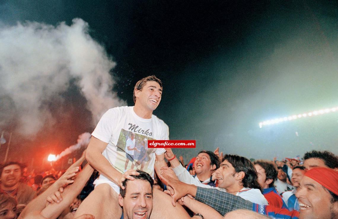 Imagen No hubo que esperar tanto para volver a festejar. En el Clausura, después de la derrota frente a River, el equipo del ingeniero Pellegrini no perdió más y llegó a una marca récord de victorias en la Argentina. El Pipa Estévez, en homenaje a Saric, grita ¡campeones!