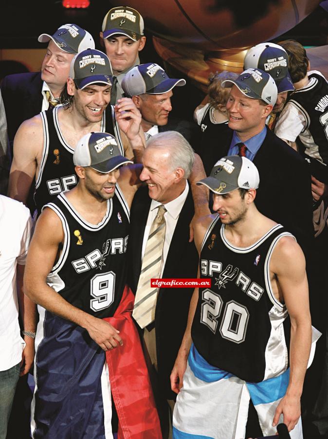 Imagen PODIO. Con Tony Parker (MVP de la serie final) y Gregg Popovich. Arriba: Fabricio, feliz. Abajo: Manu, inseparable con la bandera argentina.