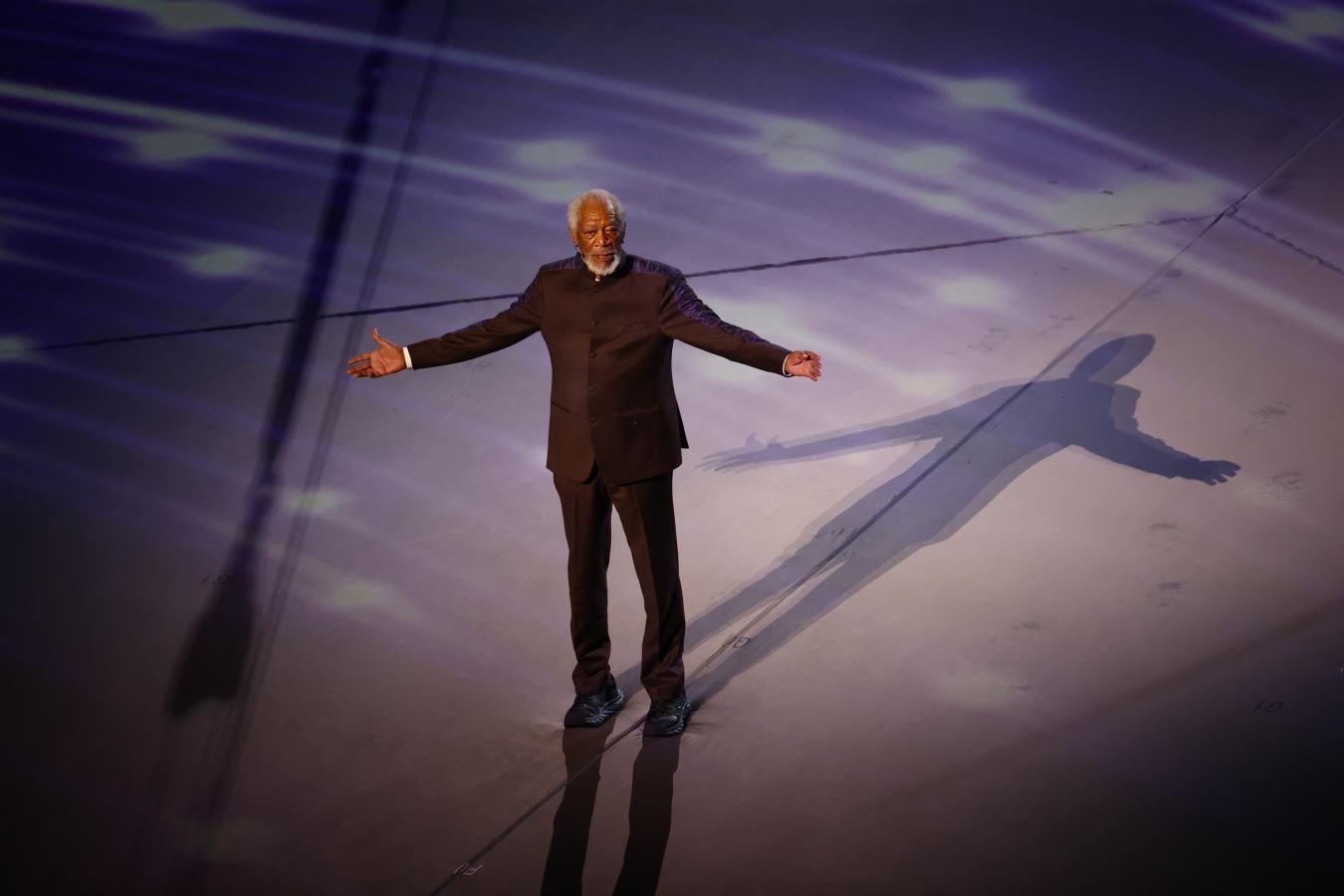 Imagen Morgan Freeman y una sorprendente aparición en la ceremonia inaugural (Evrim Aydin / ANADOLU AGENCY / Anadolu Agency via AFP)