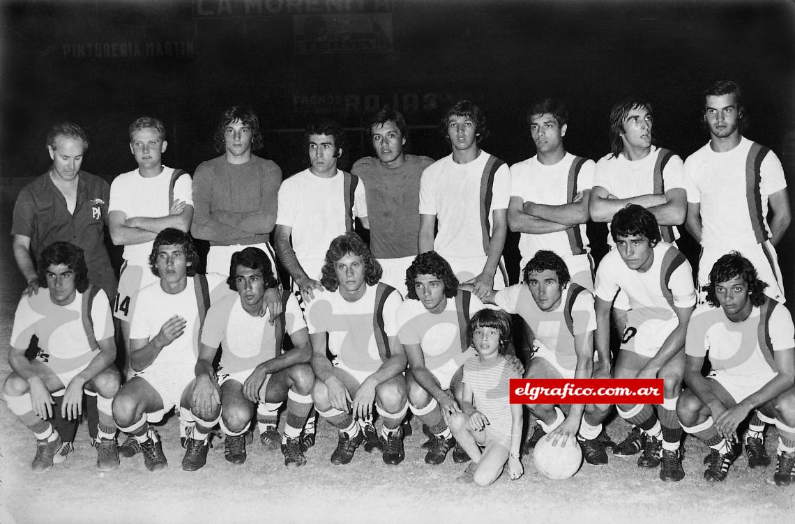 Imagen Una curiosidad del archivo. Valdano se fue de Newell’s a España en 1975; Bielsa debutó en la Lepra el 29/2/1976, con lo que no coincidieron en el equipo mayor. Sin embargo, en esta foto del año 75 se los ve a los dos: Valdano el segundo agachado desde la izquierda; el Loco, imposible no identificarlo. Valdano supone que puede ser un partido de reserva.