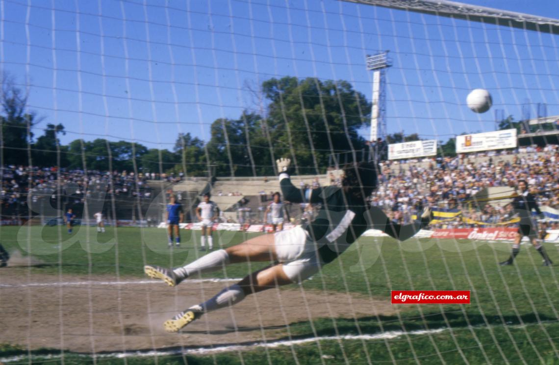 Imagen El gol del campeonato: El derechazo de Torres deja sin chance a Quinto Pagés, desde los once metros. La historia se detiene para siempre en ese minuto 21.