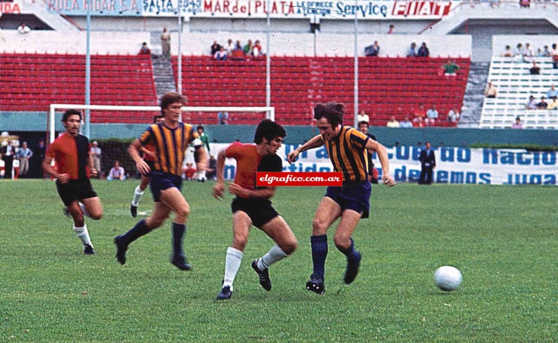 Imagen La zurda en acción: caño y pasada de largo del Cai Aimar en un clásico rosarino.