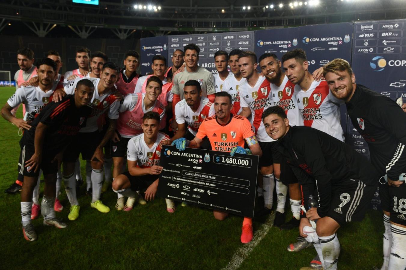 Imagen El plantel de River posando con el cheque, en una habitual postal que nos regala la Copa Argentina. Foto: @RiverPlate