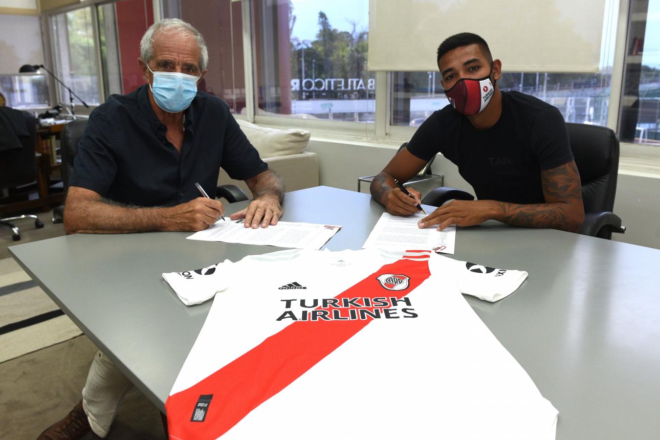 Imagen David Martínez firmó su contrato que lo une nuevamente a River Plate, tras su paso por Defensa y Justicia.