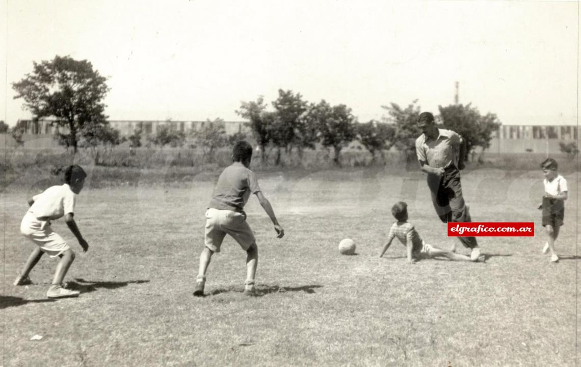 Imagen Aunque sea en el potrero, un crack conserva su línea. Esta fotografía lo demuestra con elocuencia evidente, De la Mata en sus barrios de Tablada, en Rosario, donde pasó casi todo el verano, juega con los grandes y con los chicos. Y vean como gambetea con su estilo inconfundible.