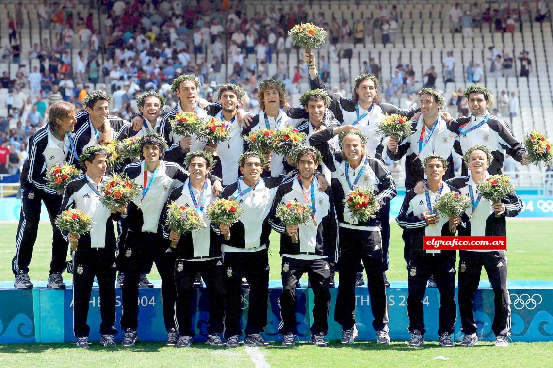 Imagen EL PODIO olímpico para el fútbol, el 28 de agosto de 2004, día inolvidable para el deporte argentino.