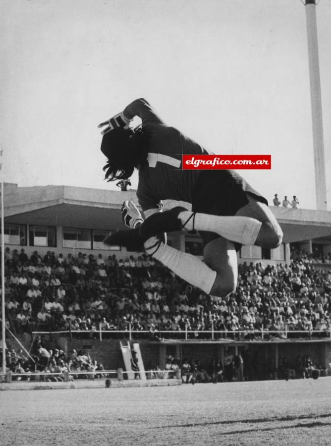 Imagen Su tercer campeonato ganado fue el Metropolitano 1977 (en la foto frente a Unión que fue victoria 2-1) "Soy arquero de River, no de un club de segunda categoría, y si River no ataca no esta haciendo lo que debe, no está ofreciendo el espectáculo que está obligado a presentar en cada partido".