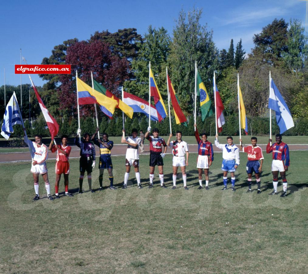 Imagen En la foto, de izquierda a derecha: Pelletti (Uruguay), Zegarra (Perú), Morales (Ecuador), Tchami (Camerún), Benítez (Paraguay), Angelucci (Venezuela), Baldivieso (Bolivia), Silas (Brasil), Sanchez (Chile), Maturana (Colombia), Bennett (Honduras).