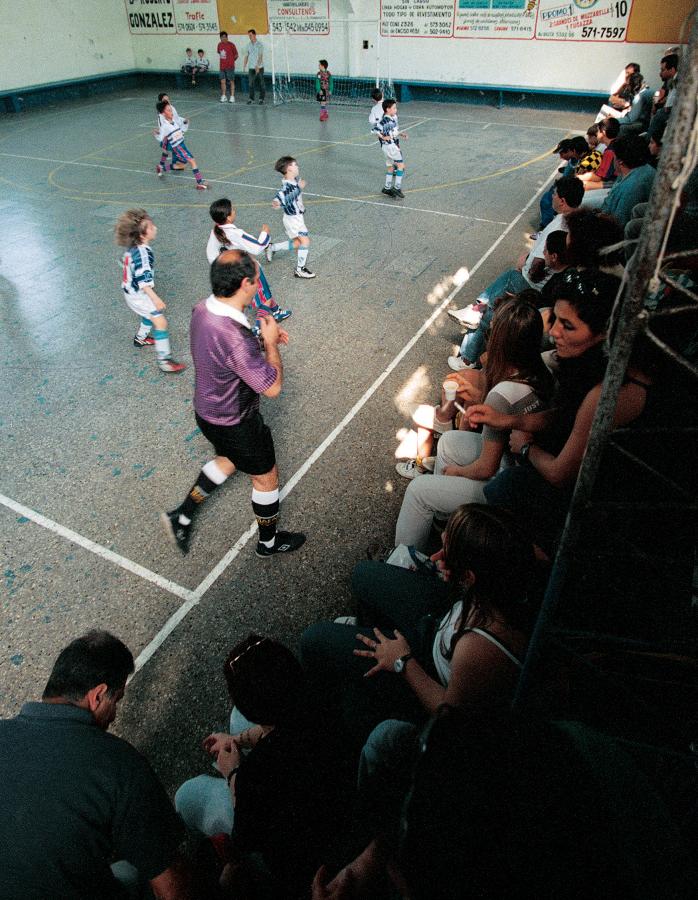 Imagen Las pequeñas tribunas de los clubes de barrio se llenan de familiares, en muchas oportunidades se vive como si fuese un partido de vida o muerte. No debería ser así.