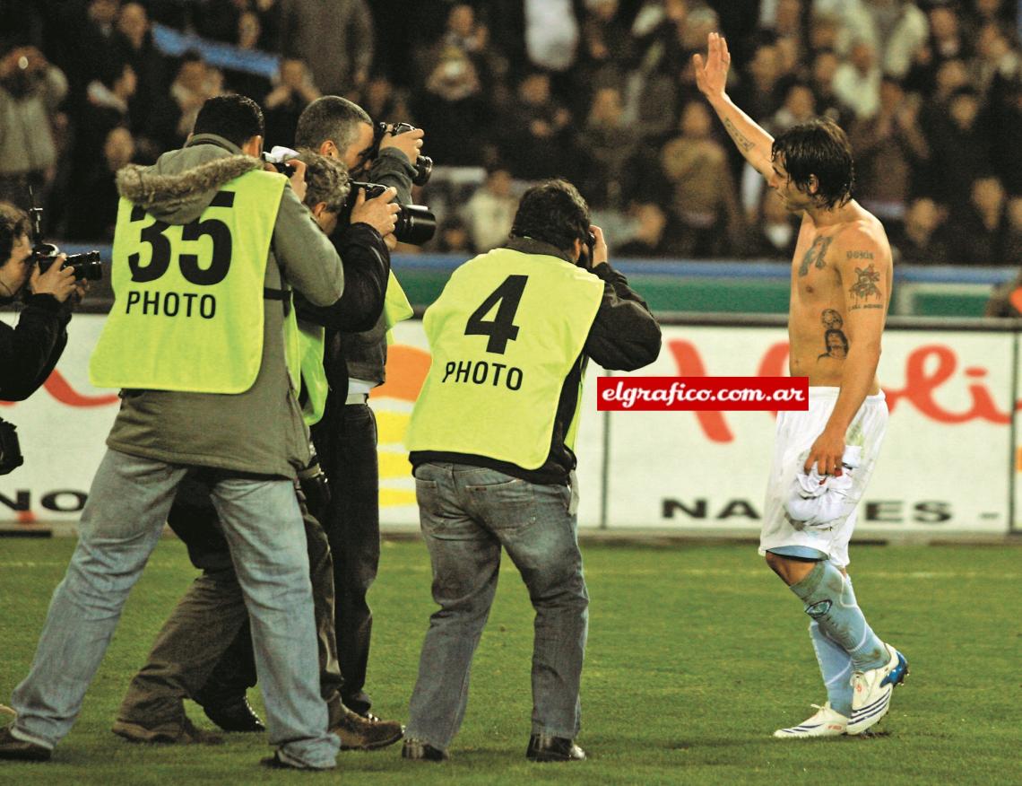 Imagen El Pocho y sus mil tatuajes saludan a los hinchas napolitanos, que deliran en las tribunas.