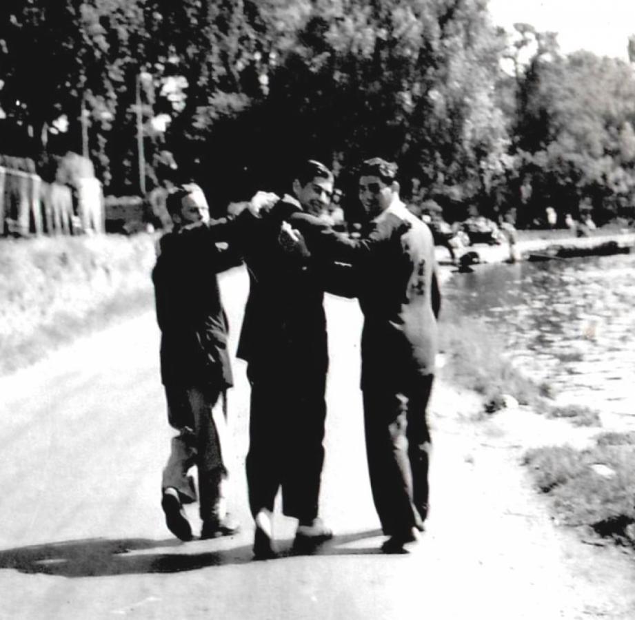 Imagen Los boxeadores criollos Francisco Nuñez (4° en la categoría pluma) , Mauro Cia y Rafael Iglesias (medalla de oro en pesados) pasean en Londres antes de la competencia.