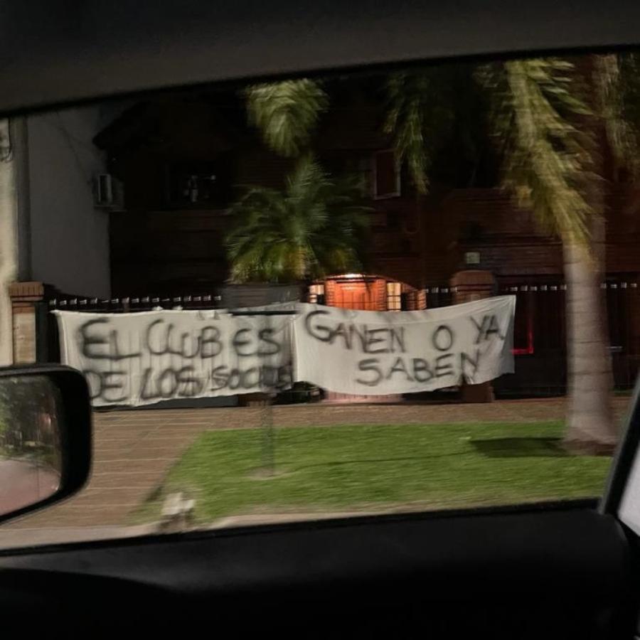 Imagen Banderas con leyendas ofensivas en la casa del presidente de Colón, José Vignatti.