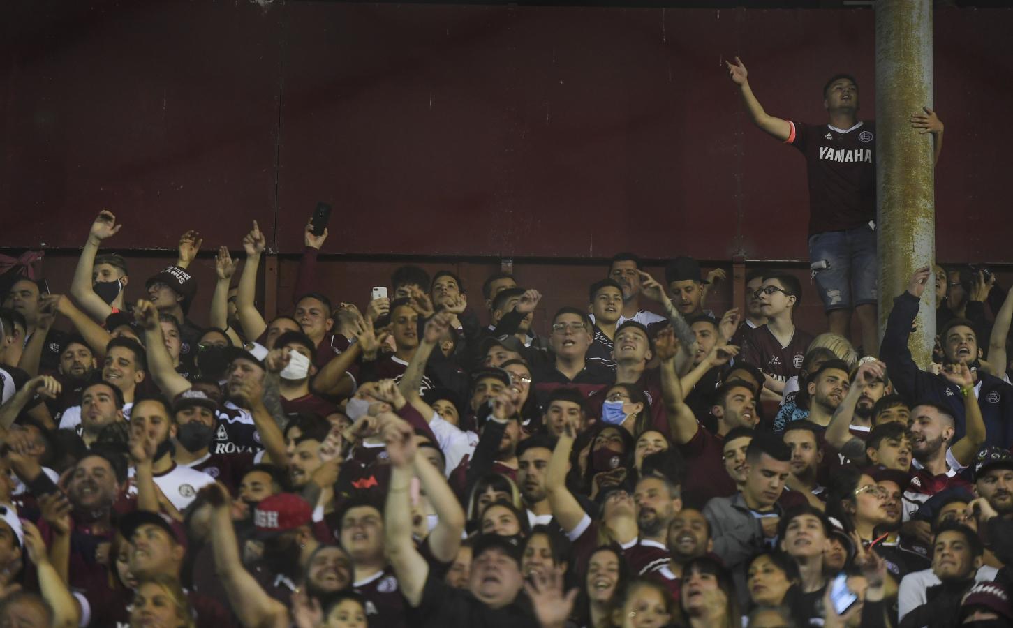 Imagen La Fortaleza volvió a sentir el aliento de los hinchas de Lanús. Fotoi: Gomez Ramiro (Telam)