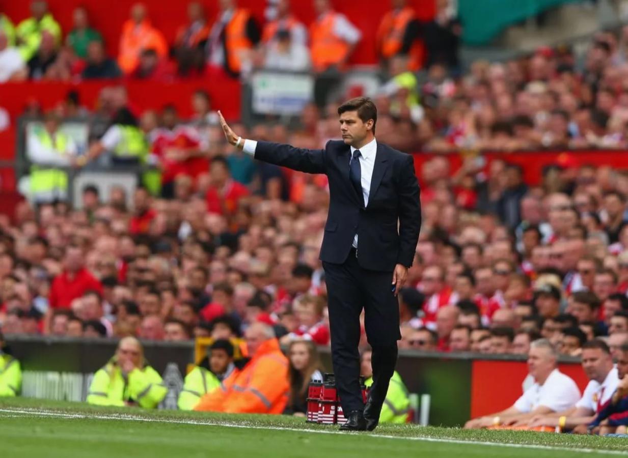 Imagen Pochettino en Old Trafford, dirigiendo a Tottenham, años atrás. El United lo tiene en carpeta para la próxima temporada.