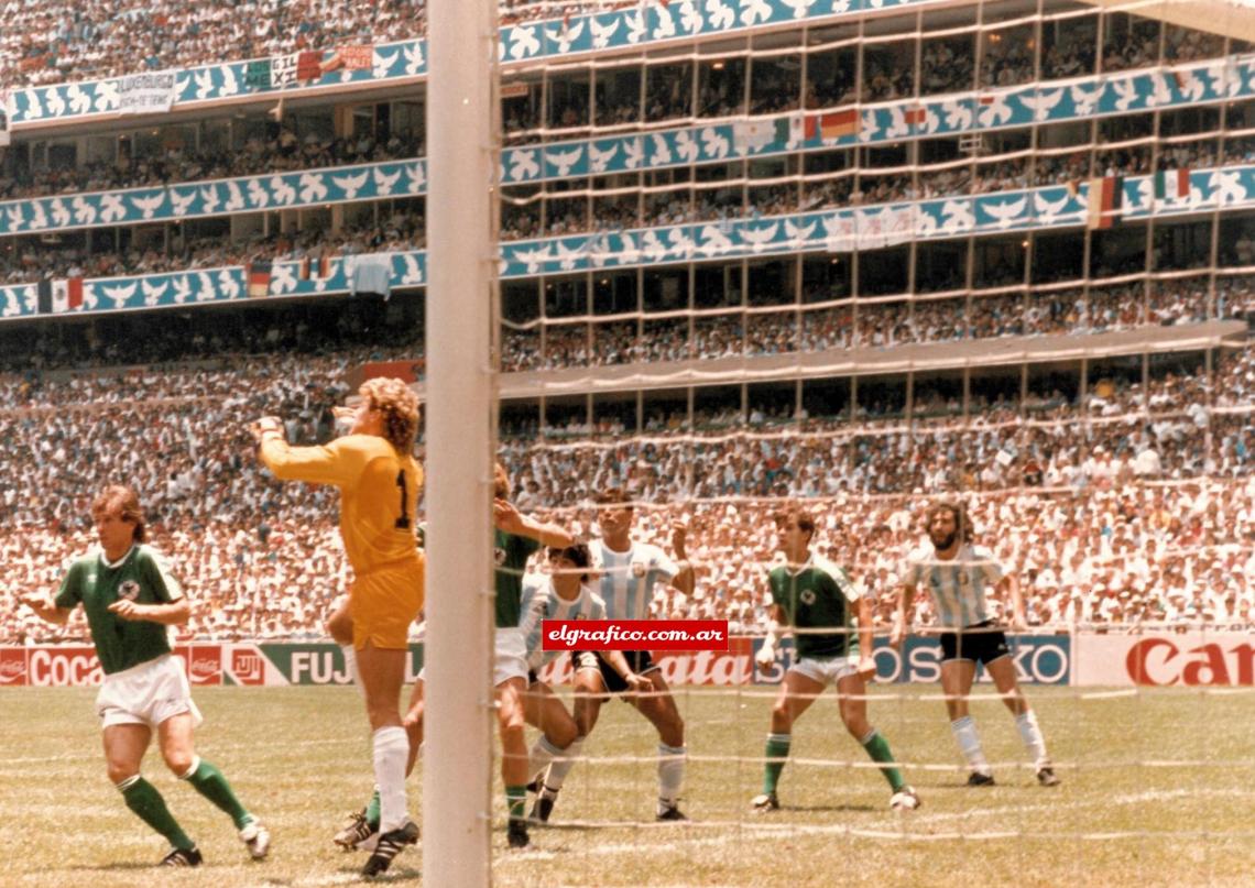 Imagen Estadio Azteca. Final del Mundo. 23 minutos del primer tiempo. Tiro Libre para Argentina que tira combado Jorge Burruchaga al área, Harald Schumacher salta a rechazar con los puños.