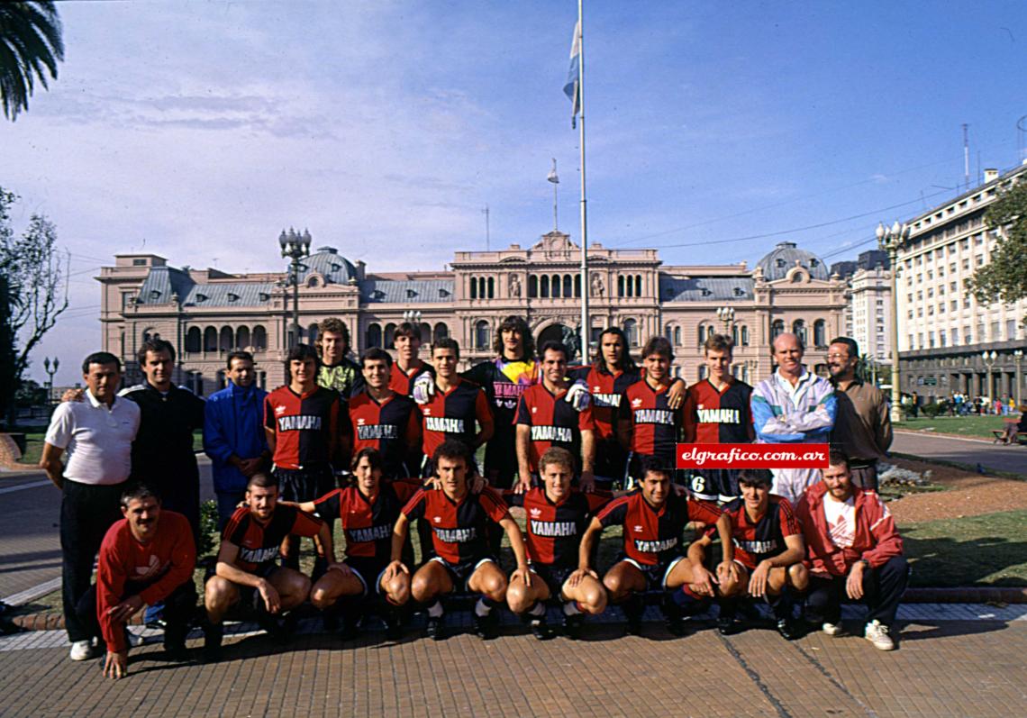 Imagen Plantel y cuerpo técnico posan en la Casa Rosada. Newell´s marcó una época.