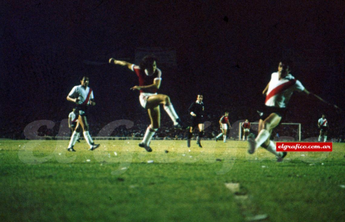 Imagen  Nacional 1978. Un problema de contrato y un desgarro mantuvieron alejado a Bochini del comienzo del Torneo pero volvió en el tramo final con un nivel superlativo. En el partido final frente a River , después del 0-0 en el Monumental, el Bocha juega, según él, el mejor partido de su vida, anotando los dos goles. En la foto el primero de ellos.