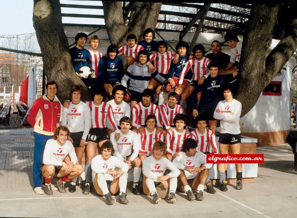 Imagen Junto al ombú del estadio de 1 y 55, La Plata, el plantel de Estudiantes Campeón 1982. De izquierda a derecha, arriba: Bertero, Gene, Monzón, Landucci, Delménico, Sabella, Herrera, Gurrieri, Malvárez, Echevarría (PF), Vargas. En la segunda Fila: Bilardo (DT), Camino, Trobbiani, Lemme, Brown, Gottardi, Galletti (parado). En la tercera Fila: Gugnali, Trama, Ponce, Russo. Abajo: Alvarez, Perazzo, Llane, Agüero, Daniel Martínez (parado).