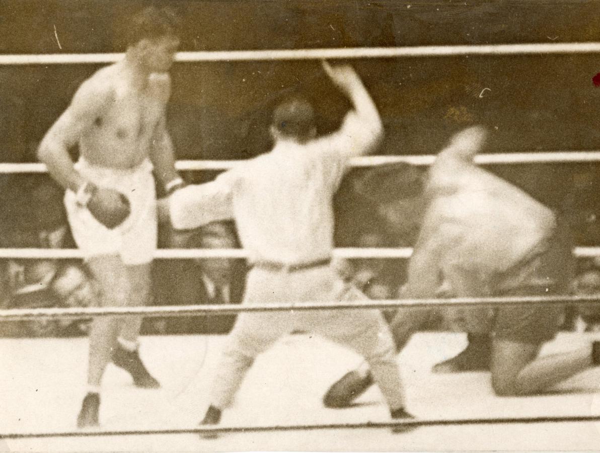 Imagen Una acción de "la pelea del siglo": Firpo cae, Dempsey mira.