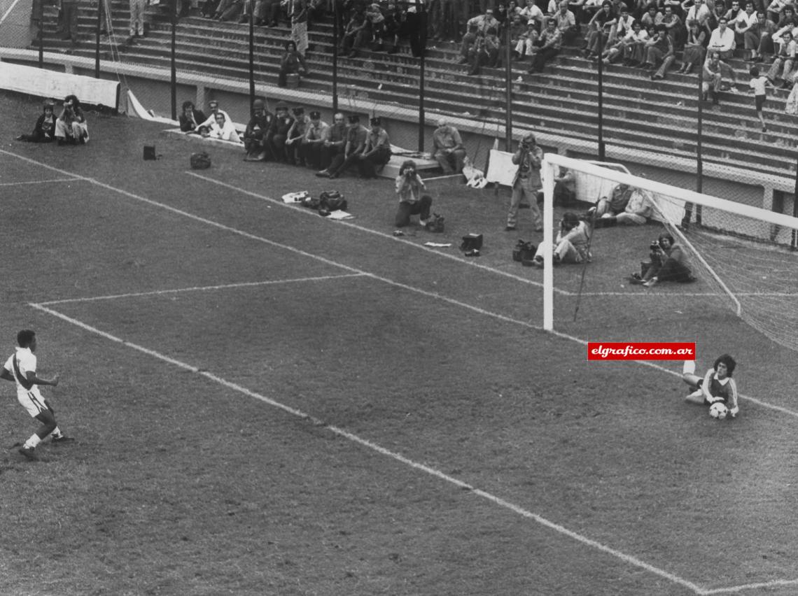 Imagen El domingo 19 de marzo de 1978 en el 2 a 1 a Perú, en un amistoso en cancha de Boca, le ataja un penal a Teófilo Cubilla “Yo fui convocado a la Selección para el trabajo final, de cara a la Copa del Mundo. En Enero de 1978 me presenté a Villa Marista por primera vez. Fueron 6 meses maravillosos”.