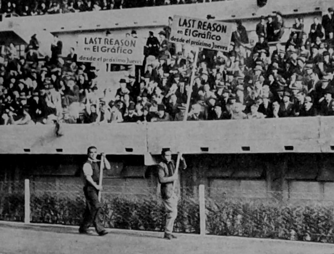 Imagen EL GRÁFICO ANUNCÓ LA LLEGADA DE "LAST REASON" CON CARTELES QUE ERAN PASEADOS POR LOS PRINCIPALES ESTADIOS DESDE EL CAMPO DE JUEGO.