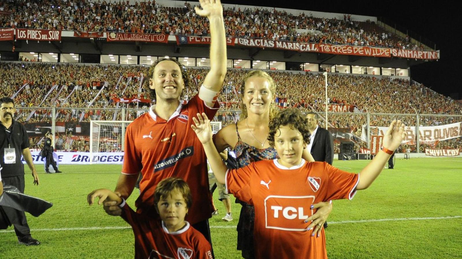 Imagen Gabriel Milito y su familia en el Libertadores de América, la noche de su despedida del fútbol.