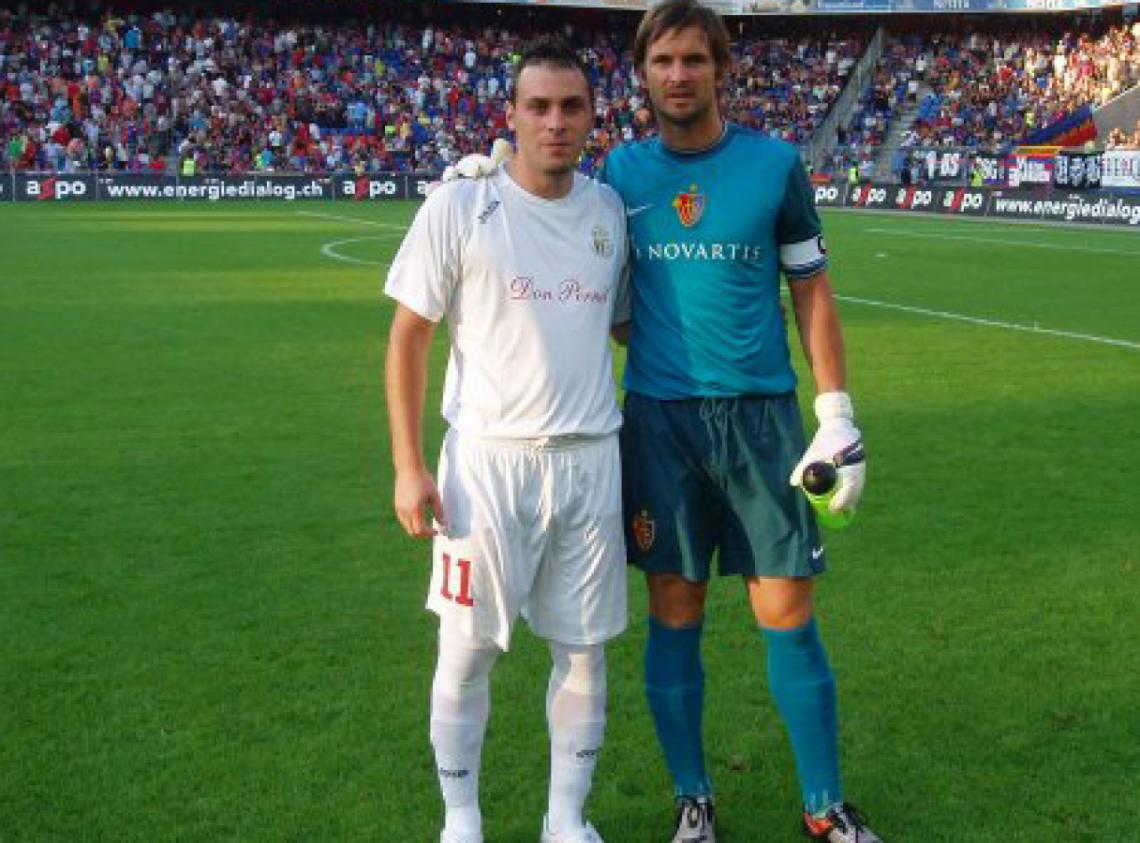 Imagen CON COSTANZO. Se enfrentaron por la Pre Europa League y el ex River le regaló sus pantalones.