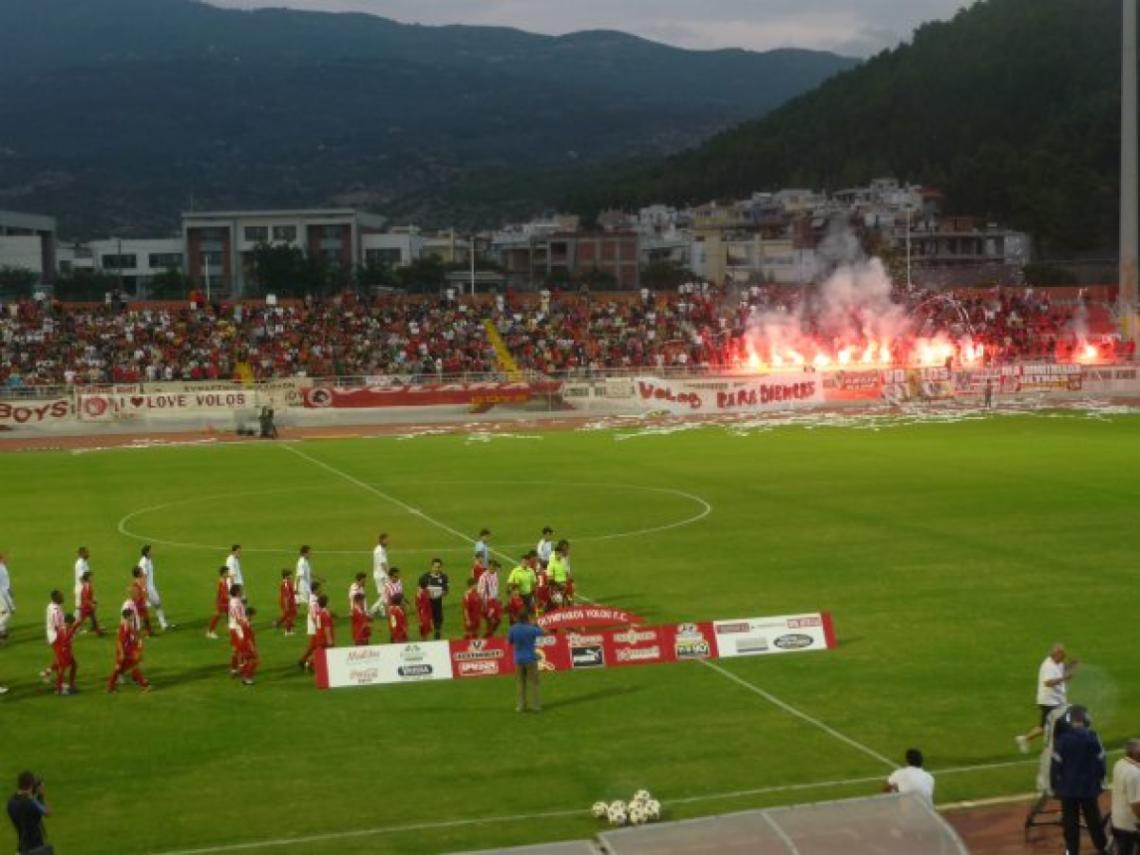 Imagen EL COLORIDO en el estadio. Como señaló Monje: "Llevan bengalas y trompetas".