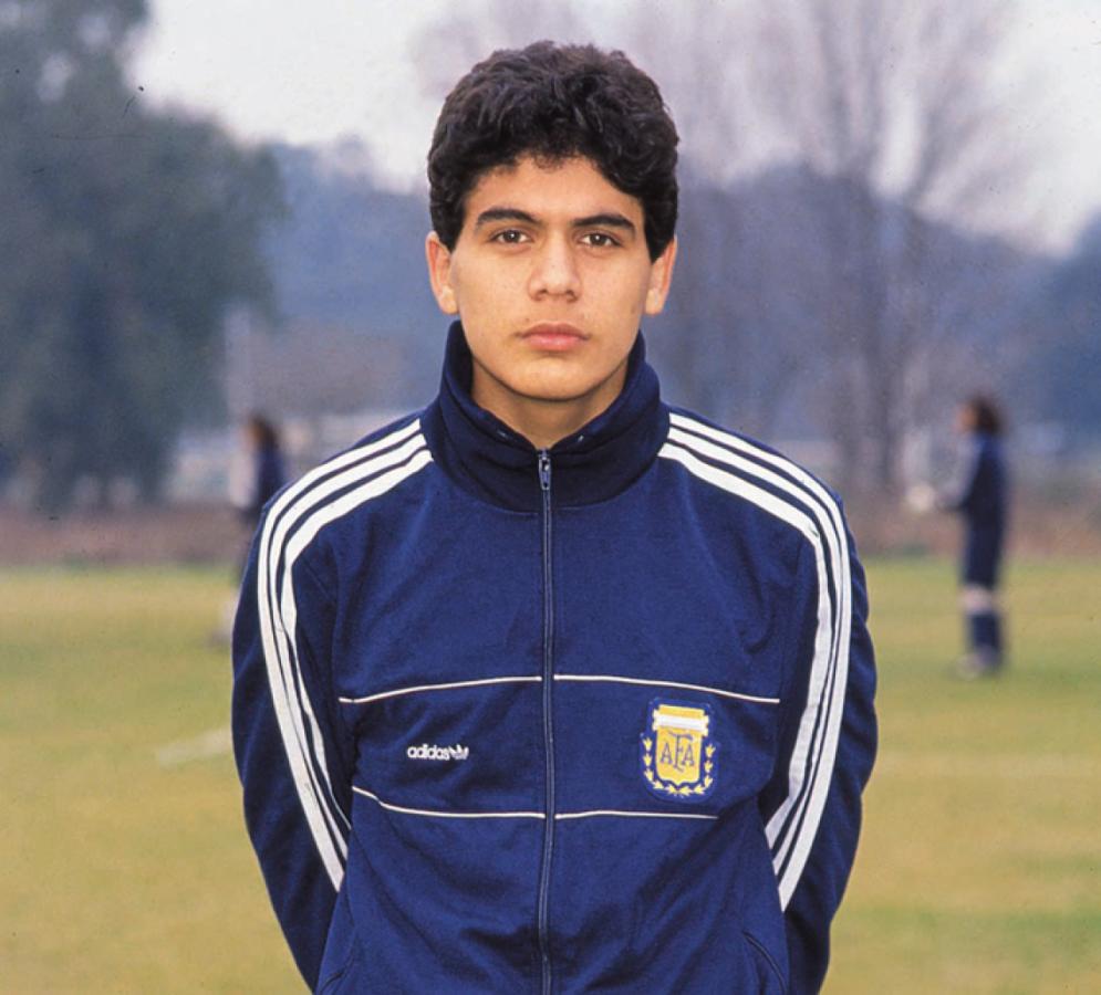 Imagen Muy pibe, con la campera de la Selección. Integró las juveniles de la AFA: