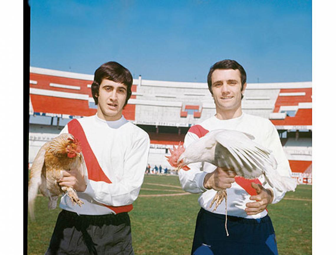 Imagen PRODUCCION ESPECIAL del Beto Alonso y el Mariscal Perfumo para El Gráfico luego de gritar campeón. El primero era el desequilibrio en ataque; el segundo, la experiencia e inteligencia en defensa.