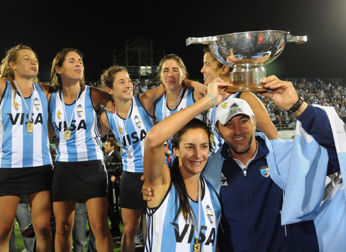 Imagen ALTA SOCIEDAD. Aymar y Retegui levantan la Copa del Mundo en 2010. Ahora, defenderán el título en La Haya, Holanda.