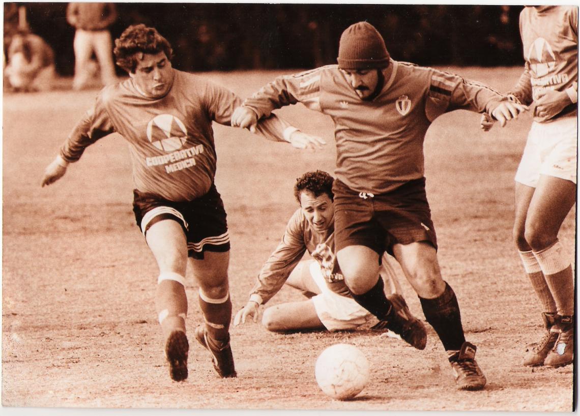 Imagen JUGANDO AL fútbol con amigo, un cinco tapón y raspador, como se desprende de la imagen.