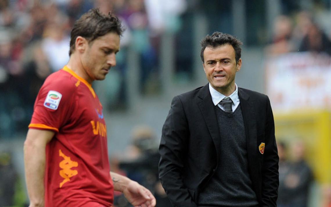 Imagen TOTTI PROTAGONISTA. Luis Enrique, en otro plano, observa el gesto adusto del enganche. La relación empezó mal y luego se estabilizó, pero el técnico acabó destituido. 