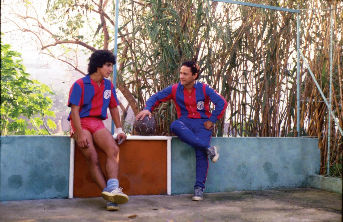 Imagen El famoso sanfigol, un jaulón que armó desde joven, con arcos pequeños, para perfeccionar la puntería. Aquí, charlando con uno de sus hijos, que llegó a jugar en la tercera de San Lorenzo.