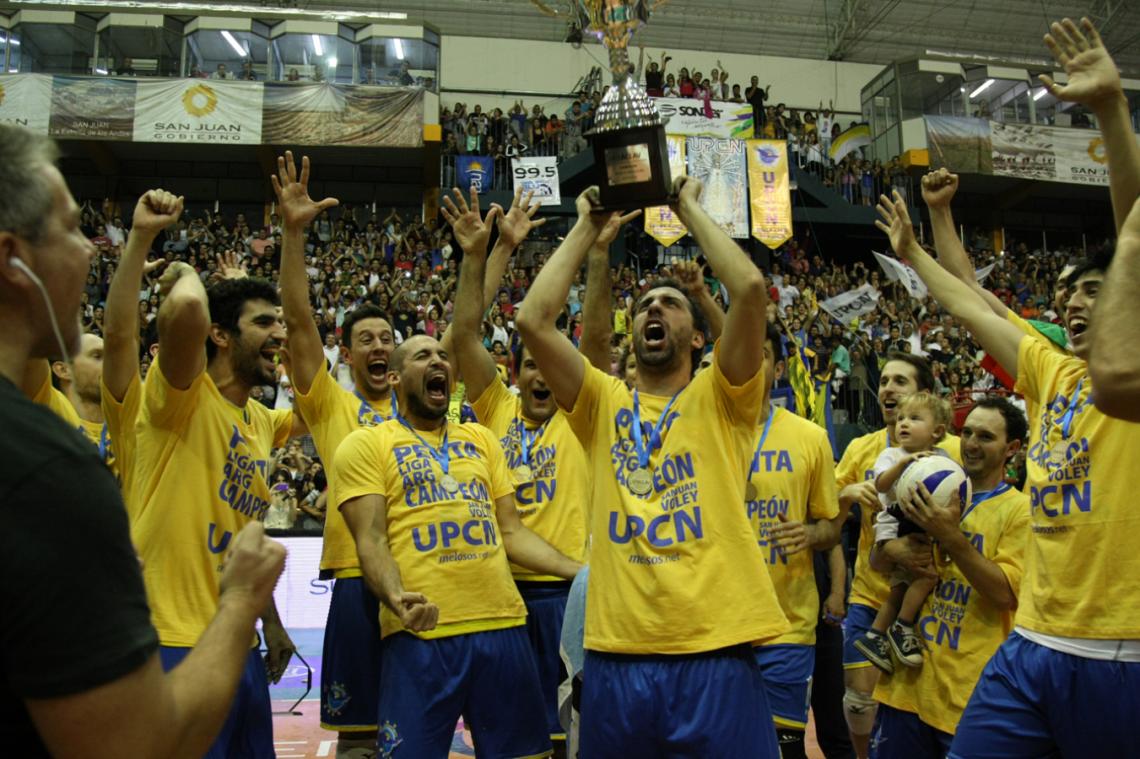 Imagen Demián, eufórico, levanta el trofeo de la Liga Nacional 2014/15, quinto consecutivo para UPCN.