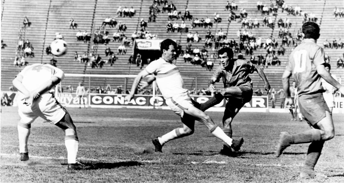 Imagen Sapo jugador, en sus comienzos con la camiseta del Deportivo Español, en tiempos sin publicidad ni escuditos. Jugó en la C y logró el ascenso a la B.