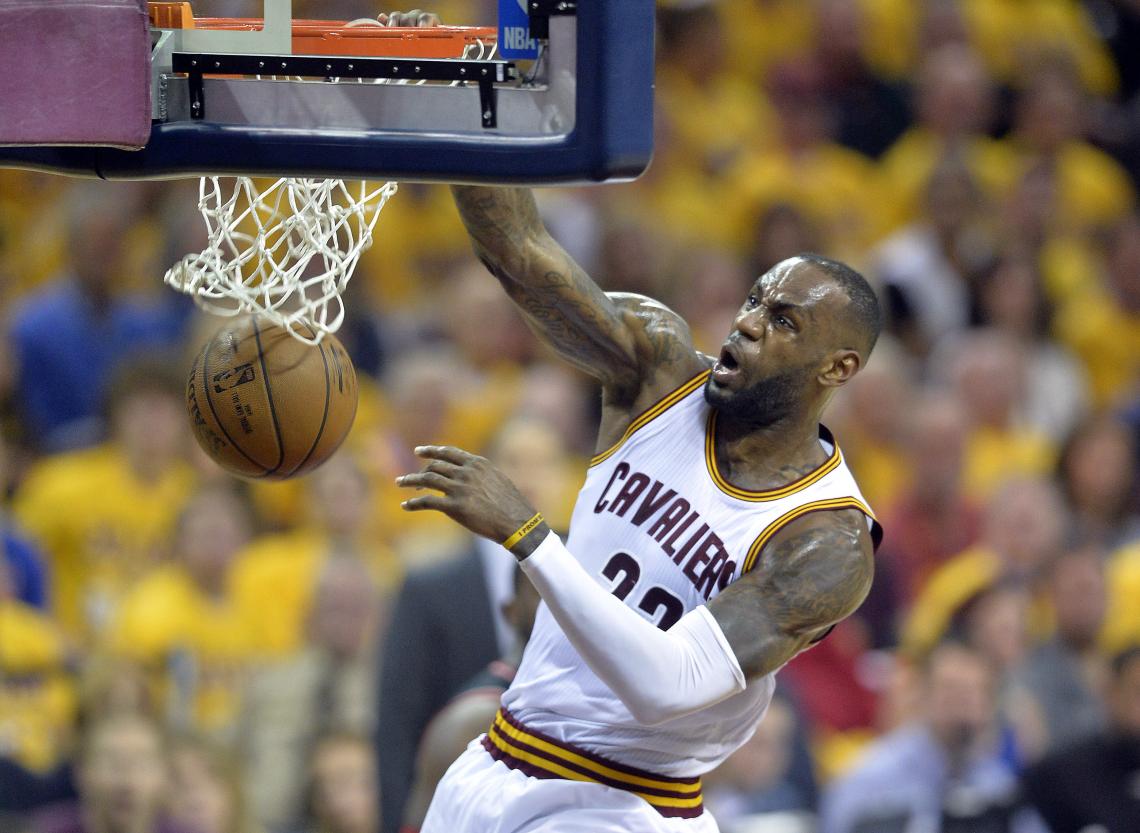 Imagen Tremenda volcada de Lebron James.