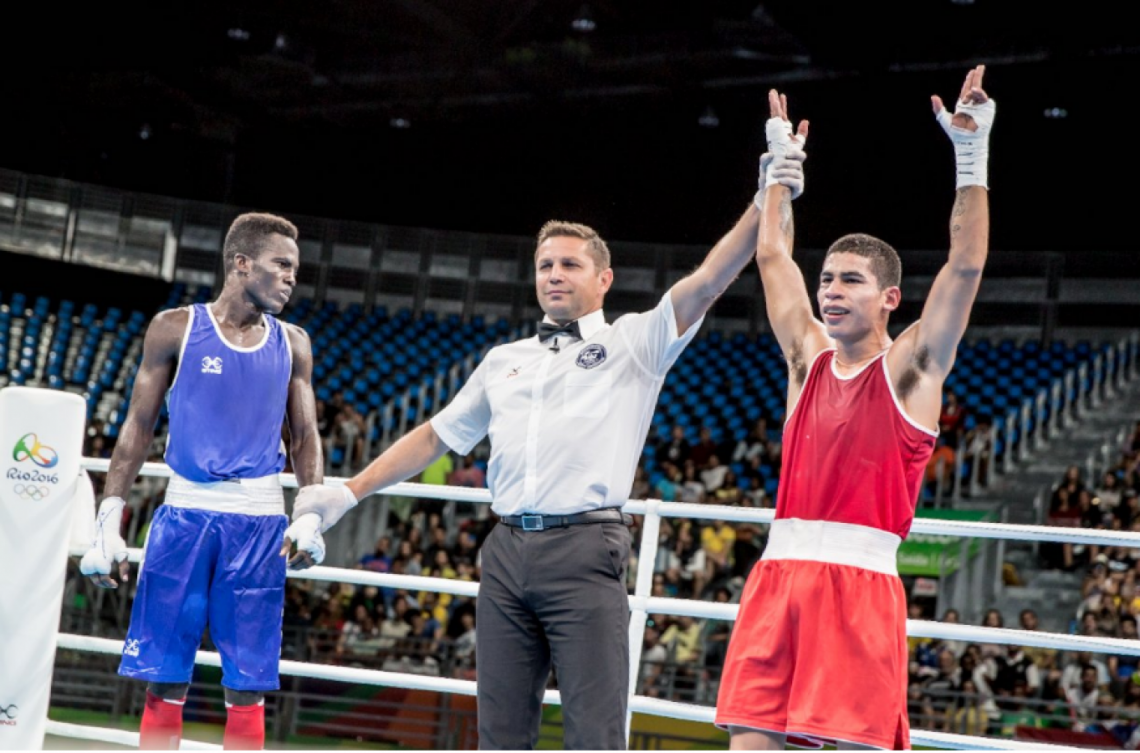 Imagen El árbitro levanta la mano derecha del argentino: ganó los tres rounds.