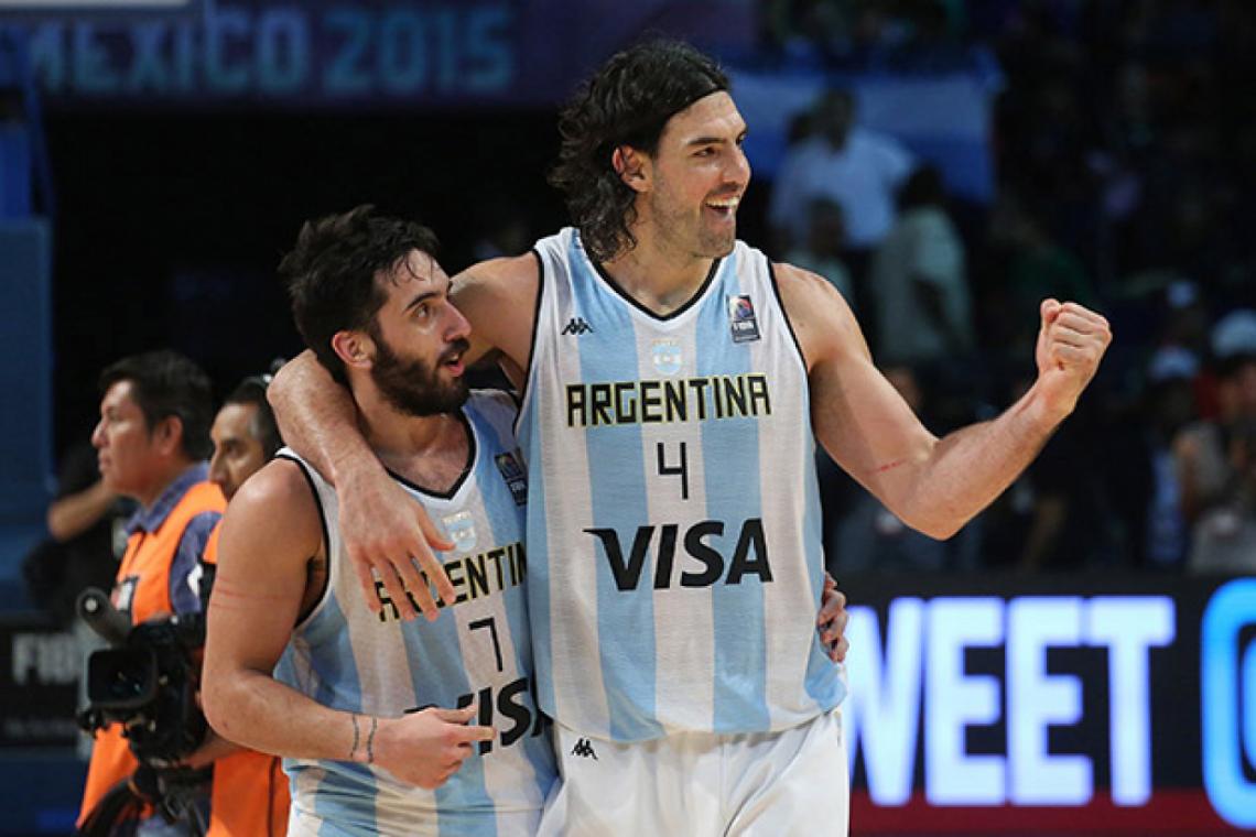 Imagen El abrazo a Facundo Campazzo y el puño apretado en el Preolímpico de México 2015 para celebrar la clasificación a Río 2016.