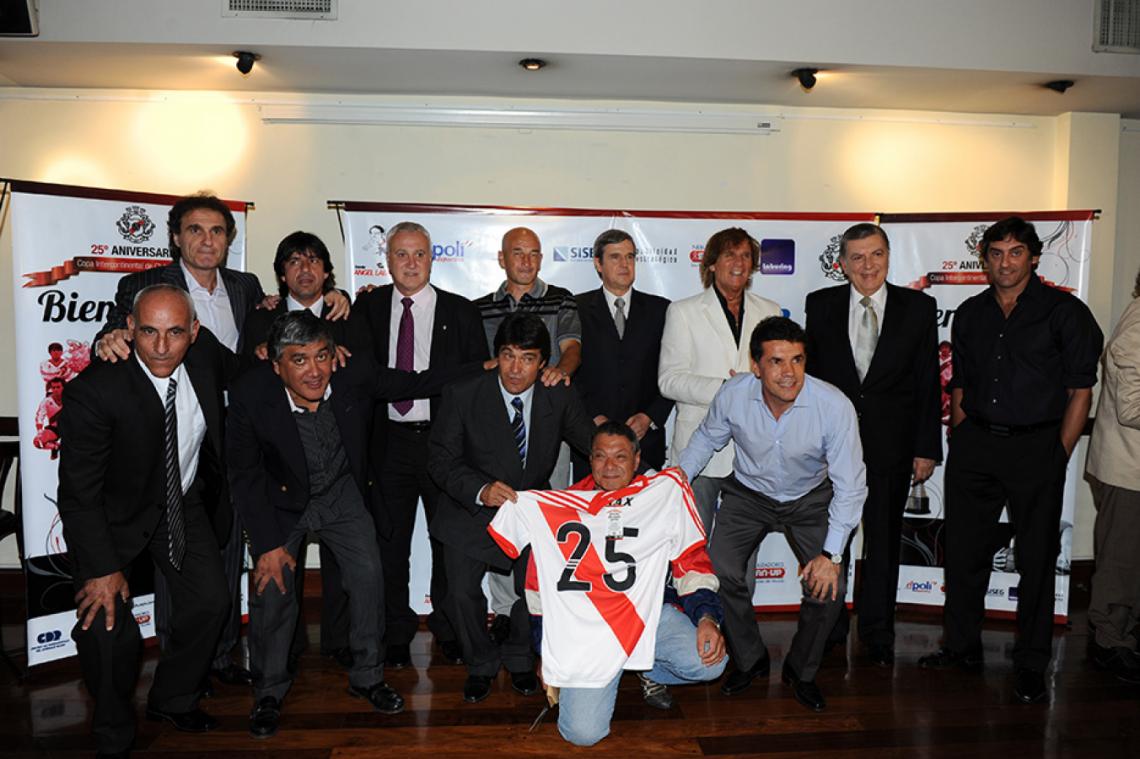 Imagen El reencuentro del presidente, el DT y el plantel campeón de todo, en 2011, a los 25 años de la conquista. Ruggeri, Alonso, Enzo, Alzamendi...