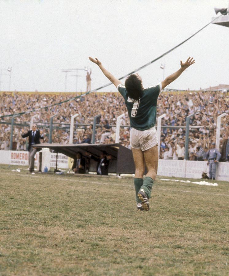 Imagen Con la camiseta de Sarmiento, el club que le salvó la carrera, porque estaba dispuesto a abandonar. Fue campeón y goleador en el ascenso logrado en 1980. Es ídolo en Junín.